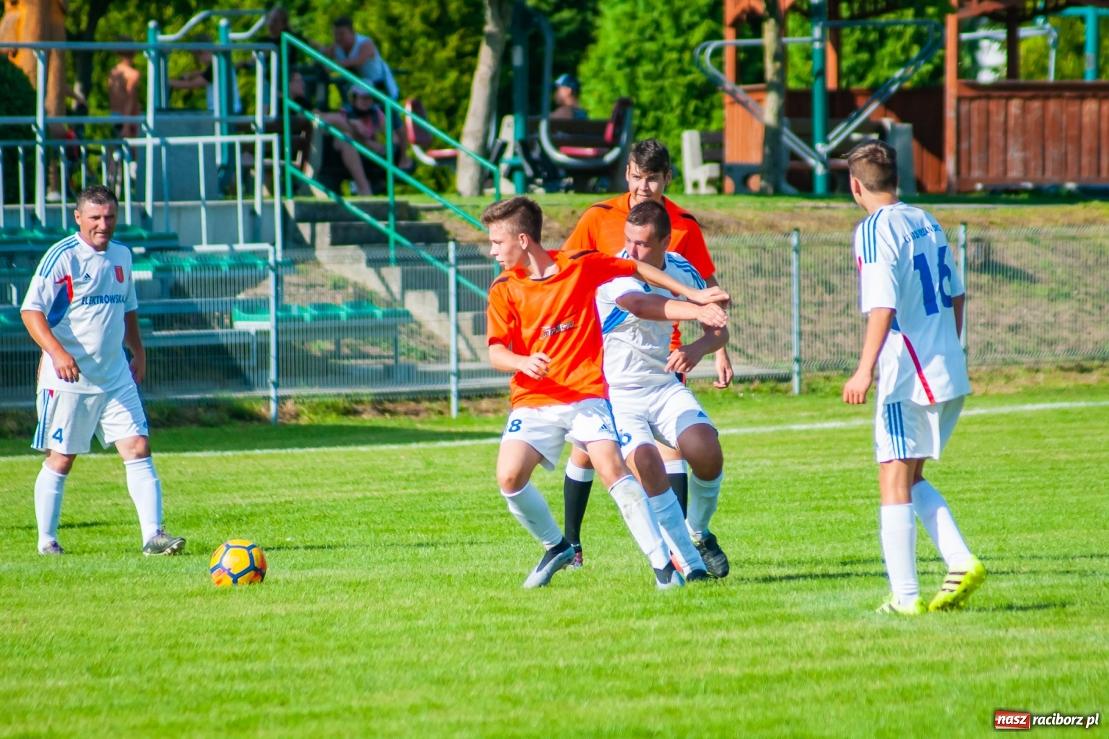 Zdjęcie w galerii na portalu naszraciborz.pl: Kadrowa katastrofa w Chałupkach. Rezerwy Krzanowic górą [FOTO] wiadomości z regionu