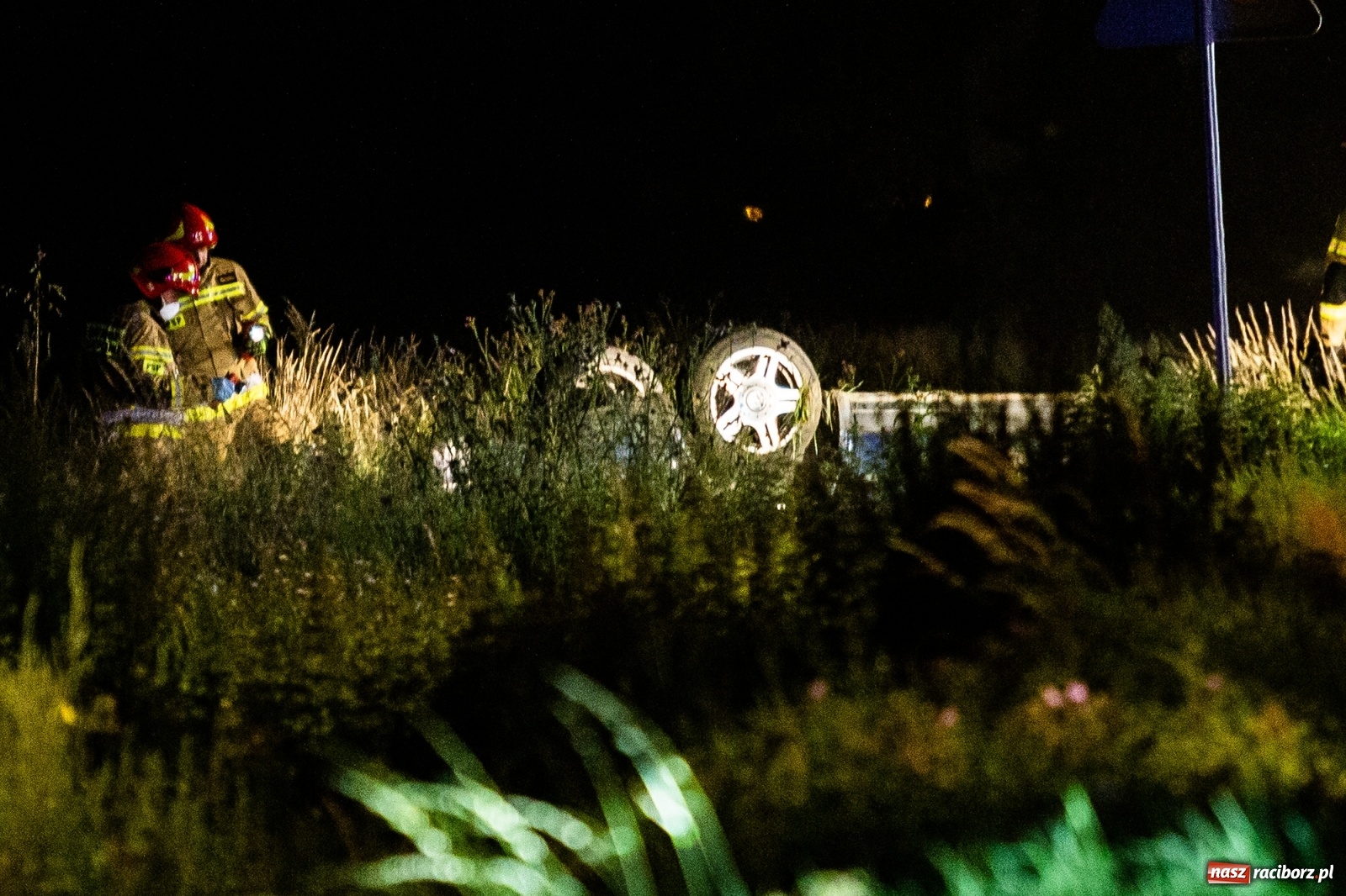 Zdjęcie w galerii na portalu naszraciborz.pl: Dachowanie na trasie Sudół-Bojanów  wiadomości z regionu