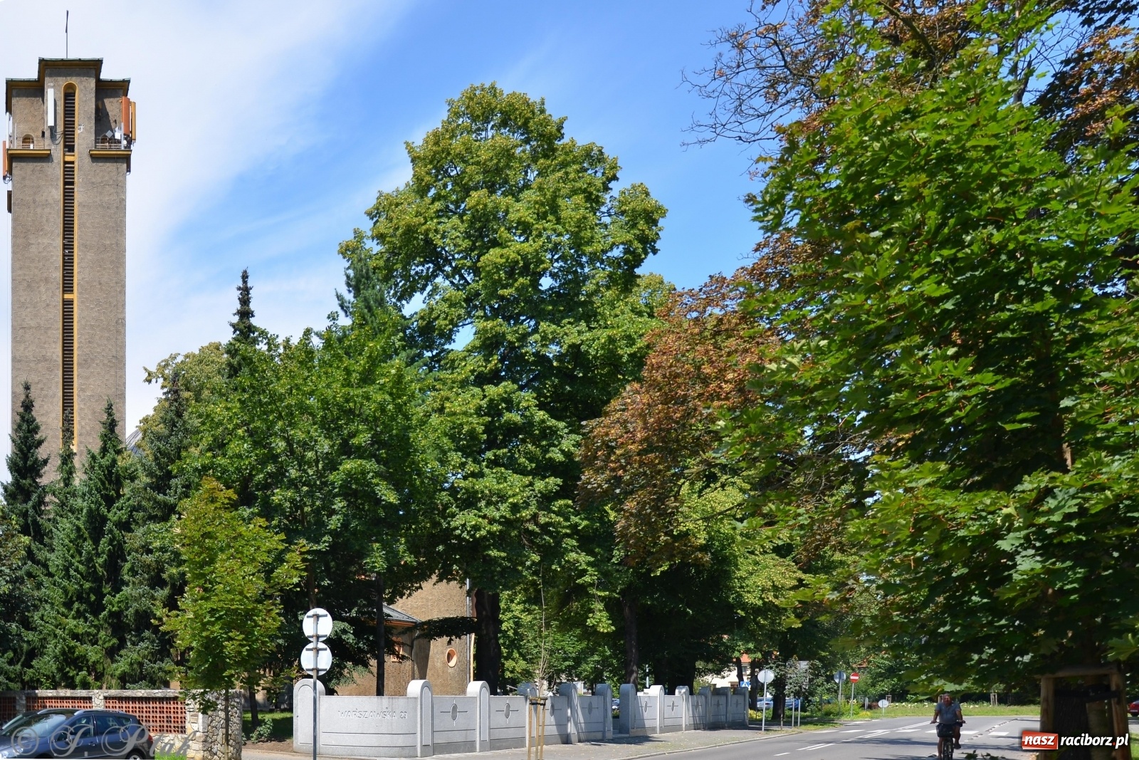 Zdjęcie w galerii na portalu naszraciborz.pl: Prace przy nowym ogrodzeniu na finiszu wiadomości z regionu