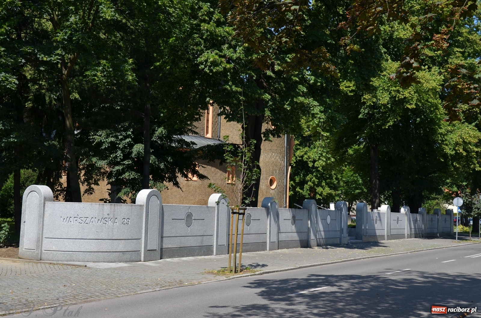 Zdjęcie w galerii na portalu naszraciborz.pl: Prace przy nowym ogrodzeniu na finiszu wiadomości z regionu