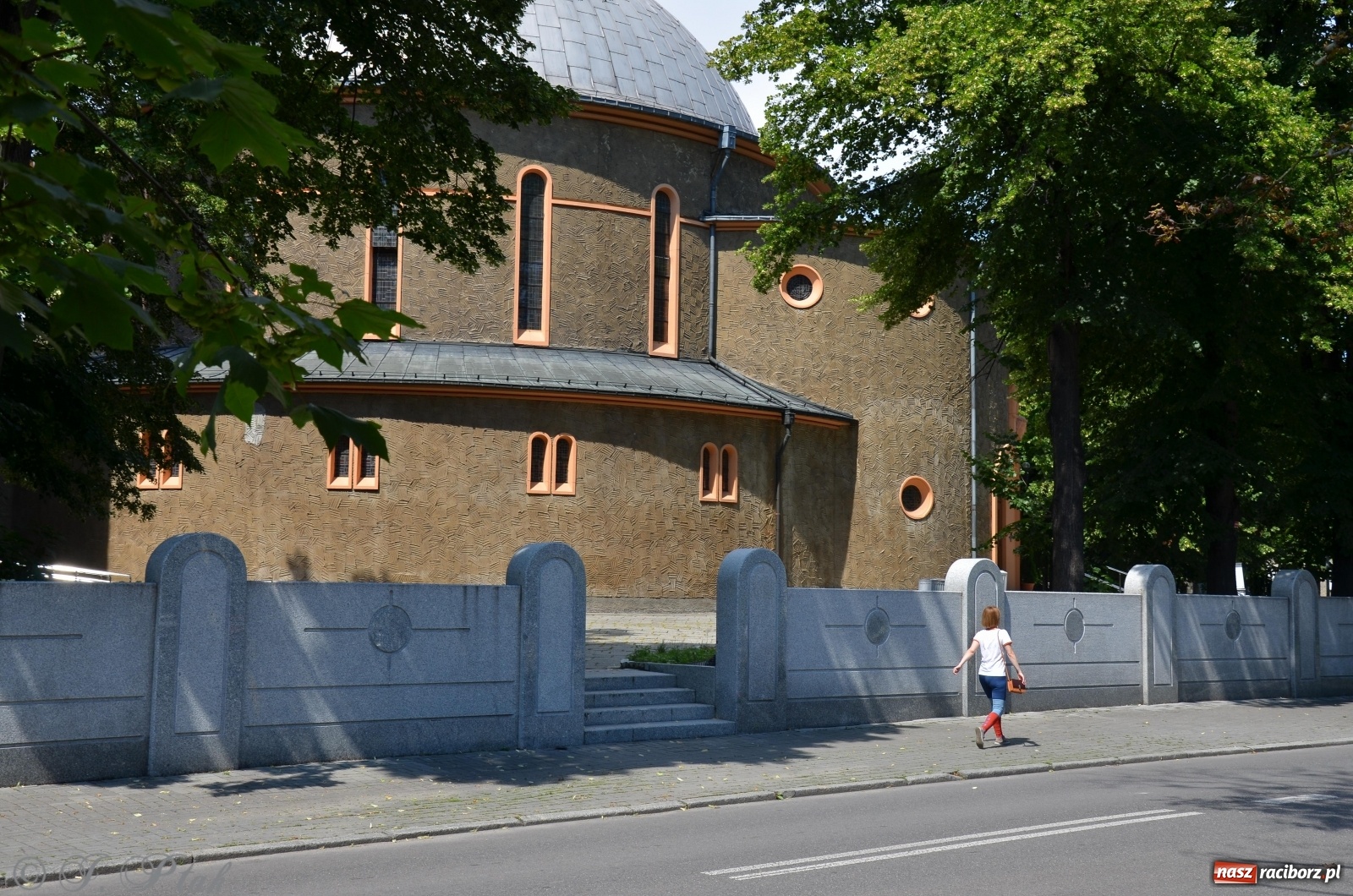 Zdjęcie w galerii na portalu naszraciborz.pl: Prace przy nowym ogrodzeniu na finiszu wiadomości z regionu