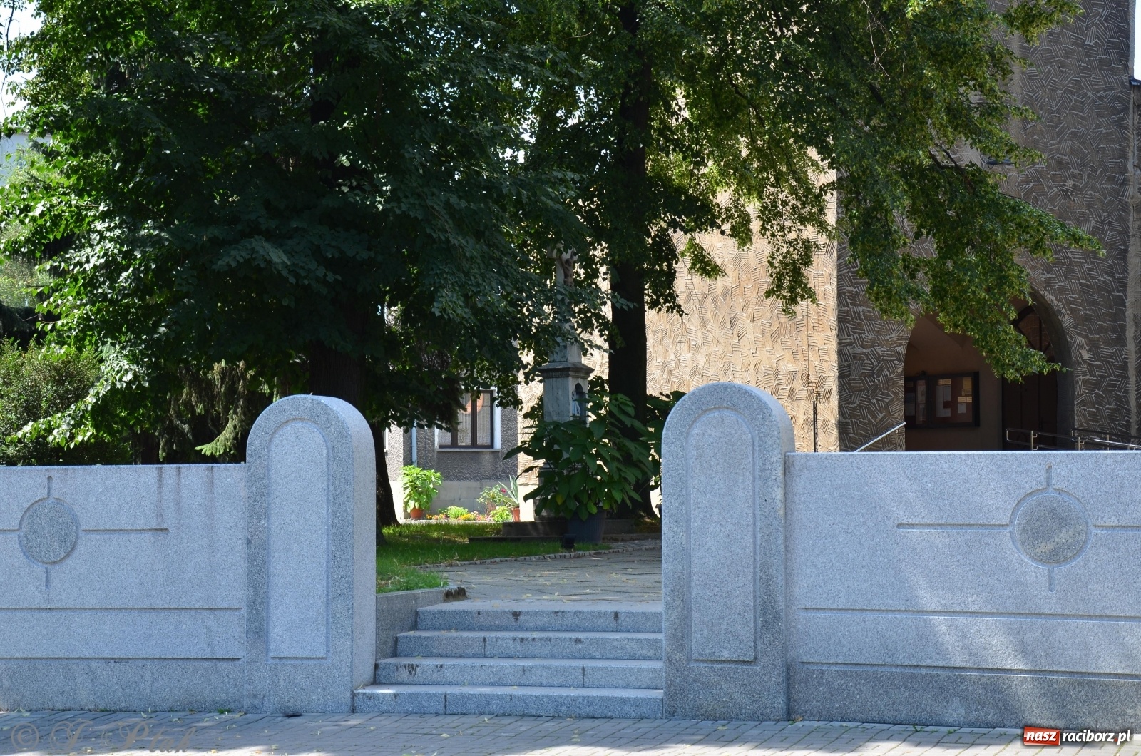 Zdjęcie w galerii na portalu naszraciborz.pl: Prace przy nowym ogrodzeniu na finiszu wiadomości z regionu