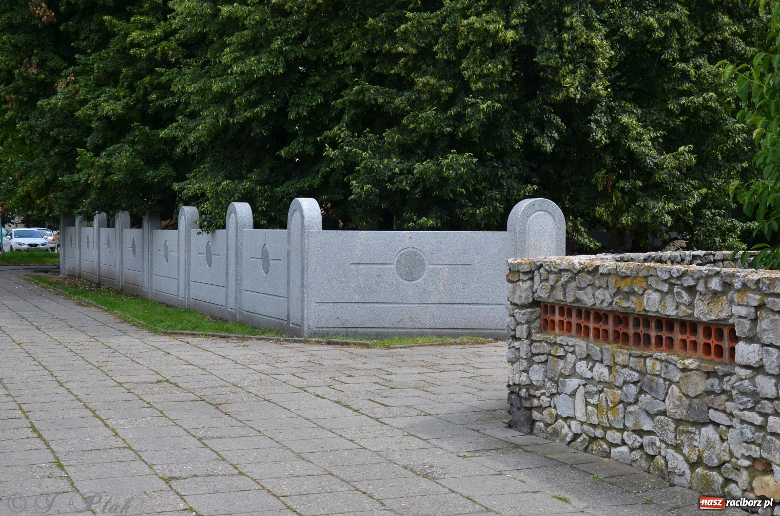 Zdjęcie w galerii na portalu naszraciborz.pl: Prace przy nowym ogrodzeniu na finiszu wiadomości z regionu