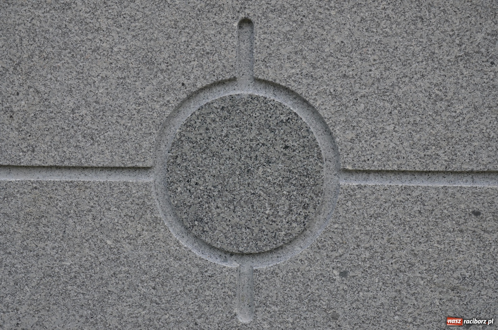 Zdjęcie w galerii na portalu naszraciborz.pl: Prace przy nowym ogrodzeniu na finiszu wiadomości z regionu