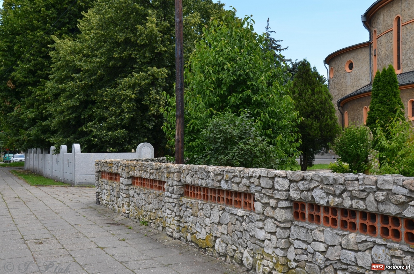 Zdjęcie w galerii na portalu naszraciborz.pl: Prace przy nowym ogrodzeniu na finiszu wiadomości z regionu