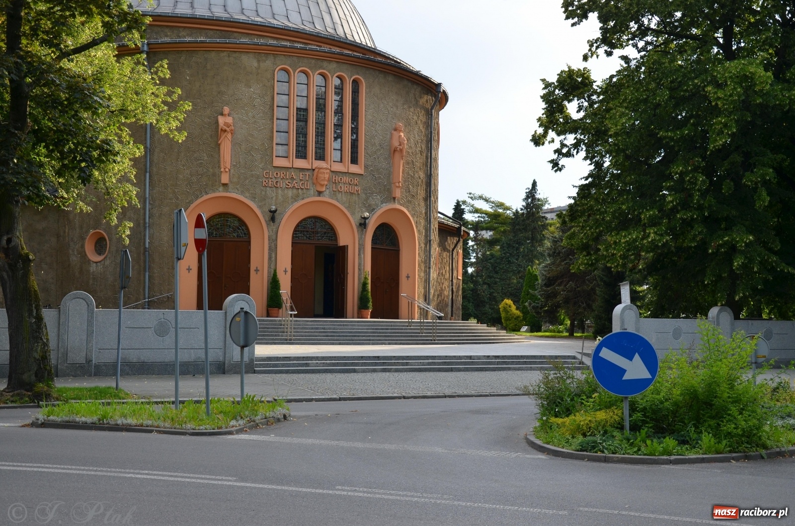 Zdjęcie w galerii na portalu naszraciborz.pl: Prace przy nowym ogrodzeniu na finiszu wiadomości z regionu
