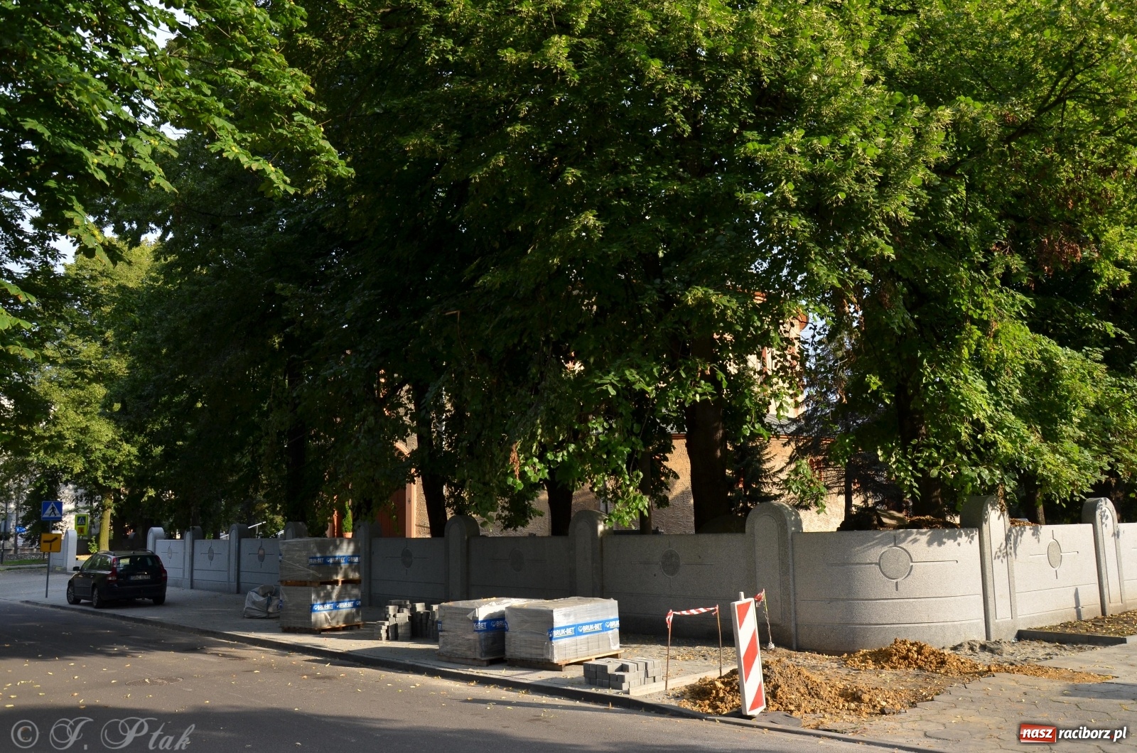 Zdjęcie w galerii na portalu naszraciborz.pl: Prace przy nowym ogrodzeniu na finiszu wiadomości z regionu