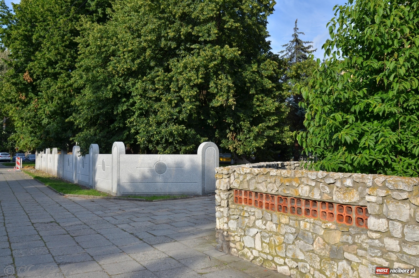 Zdjęcie w galerii na portalu naszraciborz.pl: Prace przy nowym ogrodzeniu na finiszu wiadomości z regionu