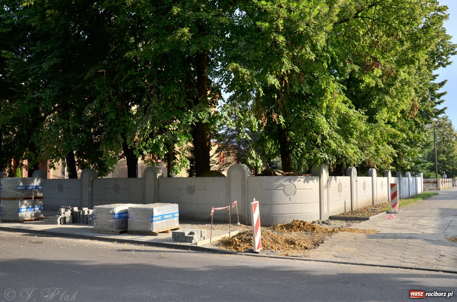 Zdjęcie w galerii na portalu naszraciborz.pl: Prace przy nowym ogrodzeniu na finiszu wiadomości z regionu