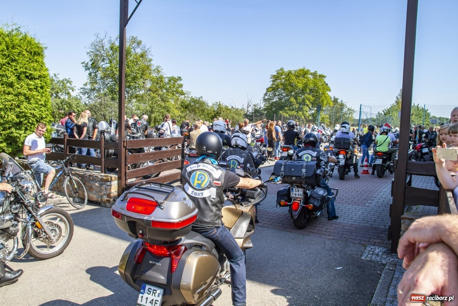 Zdjęcie w galerii na portalu naszraciborz.pl: Parada motocyklistów na pogrzebieńskim odpuście św. Krzysztofa [FOTO] wiadomości z regionu