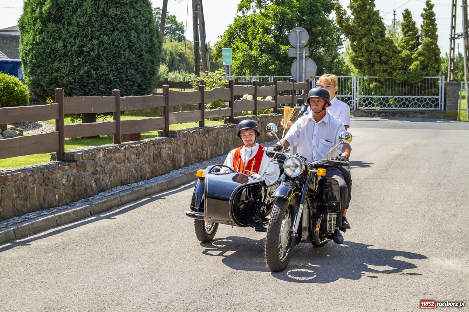 Zdjęcie w galerii na portalu naszraciborz.pl: Parada motocyklistów na pogrzebieńskim odpuście św. Krzysztofa [FOTO] wiadomości z regionu