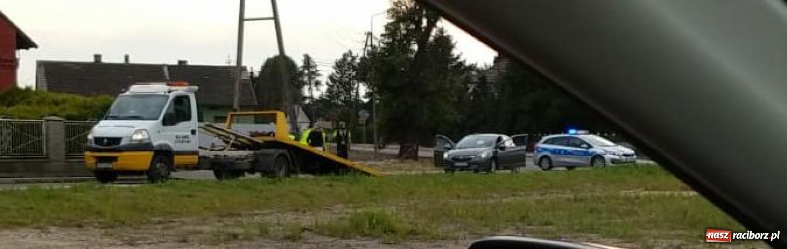 Zdjęcie w galerii na portalu naszraciborz.pl: Wypadek w Turzu. Lądował śmigłowiec LPR  wiadomości z regionu