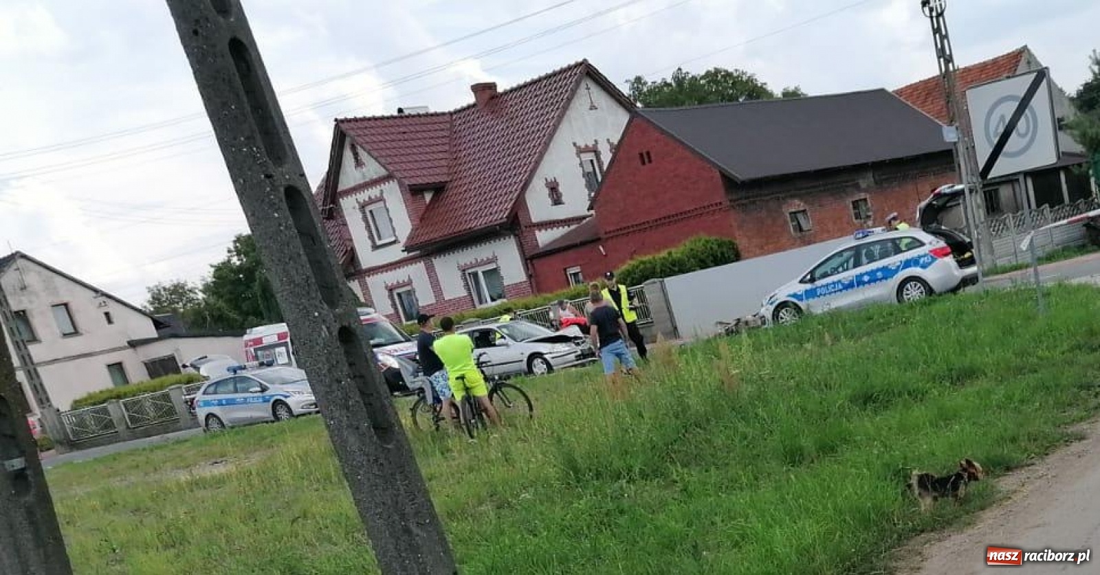 Zdjęcie w galerii na portalu naszraciborz.pl: Wypadek w Turzu. Lądował śmigłowiec LPR  wiadomości z regionu