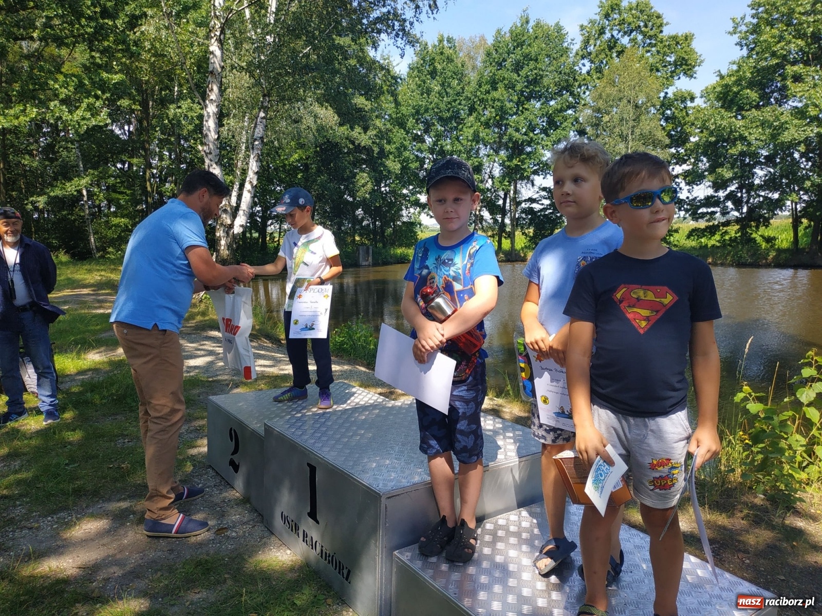 Zdjęcie w galerii na portalu naszraciborz.pl: Młodzi adepci wędkarstwa szukali złotej rybki w Oborze [FOTO] wiadomości z regionu