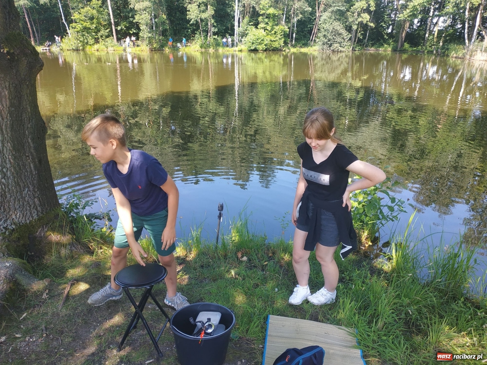 Zdjęcie w galerii na portalu naszraciborz.pl: Młodzi adepci wędkarstwa szukali złotej rybki w Oborze [FOTO] wiadomości z regionu