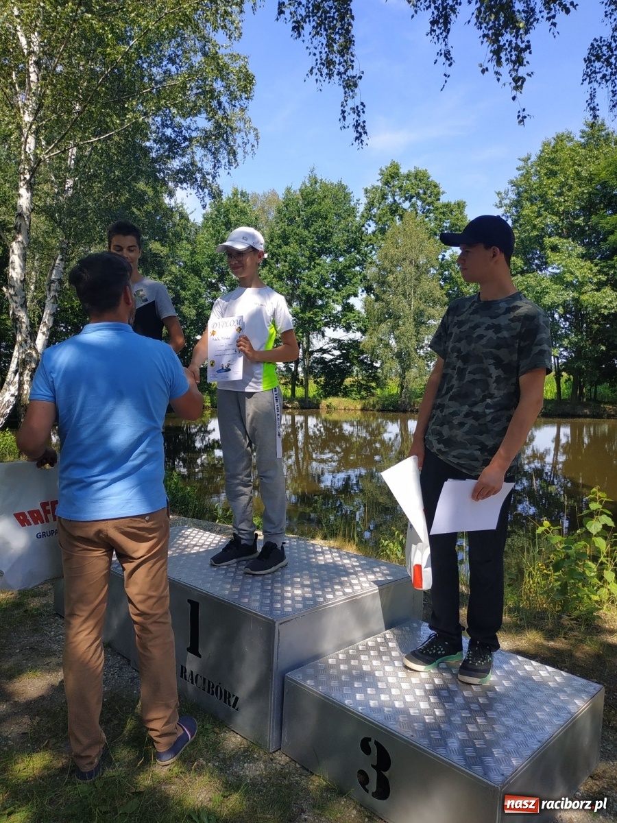 Zdjęcie w galerii na portalu naszraciborz.pl: Młodzi adepci wędkarstwa szukali złotej rybki w Oborze [FOTO] wiadomości z regionu