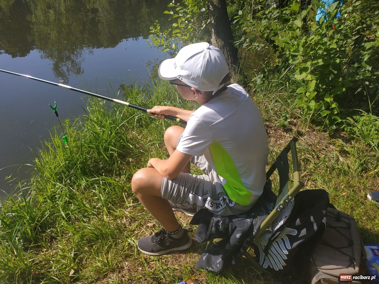 Zdjęcie w galerii na portalu naszraciborz.pl: Młodzi adepci wędkarstwa szukali złotej rybki w Oborze [FOTO] wiadomości z regionu