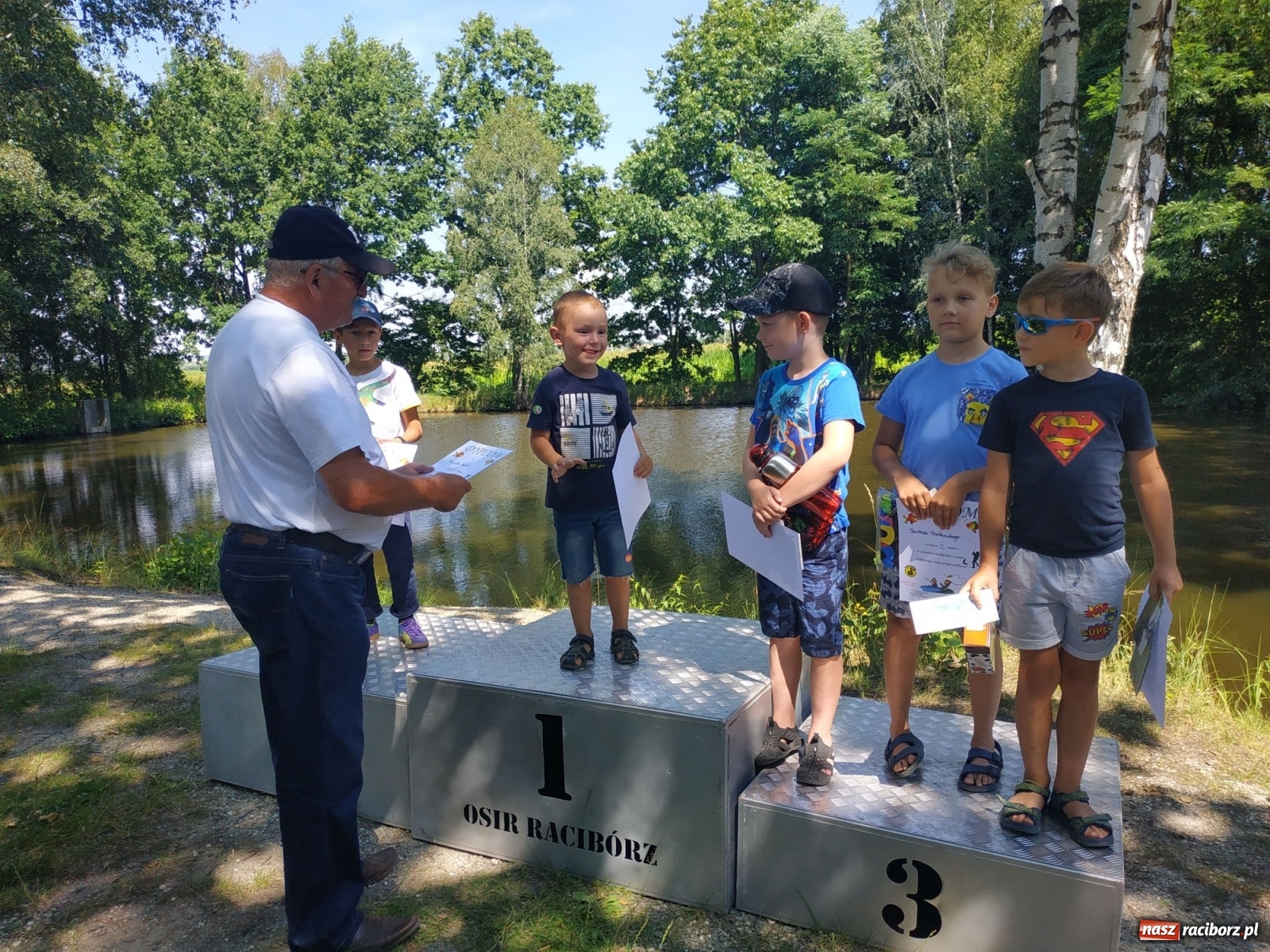 Zdjęcie w galerii na portalu naszraciborz.pl: Młodzi adepci wędkarstwa szukali złotej rybki w Oborze [FOTO] wiadomości z regionu