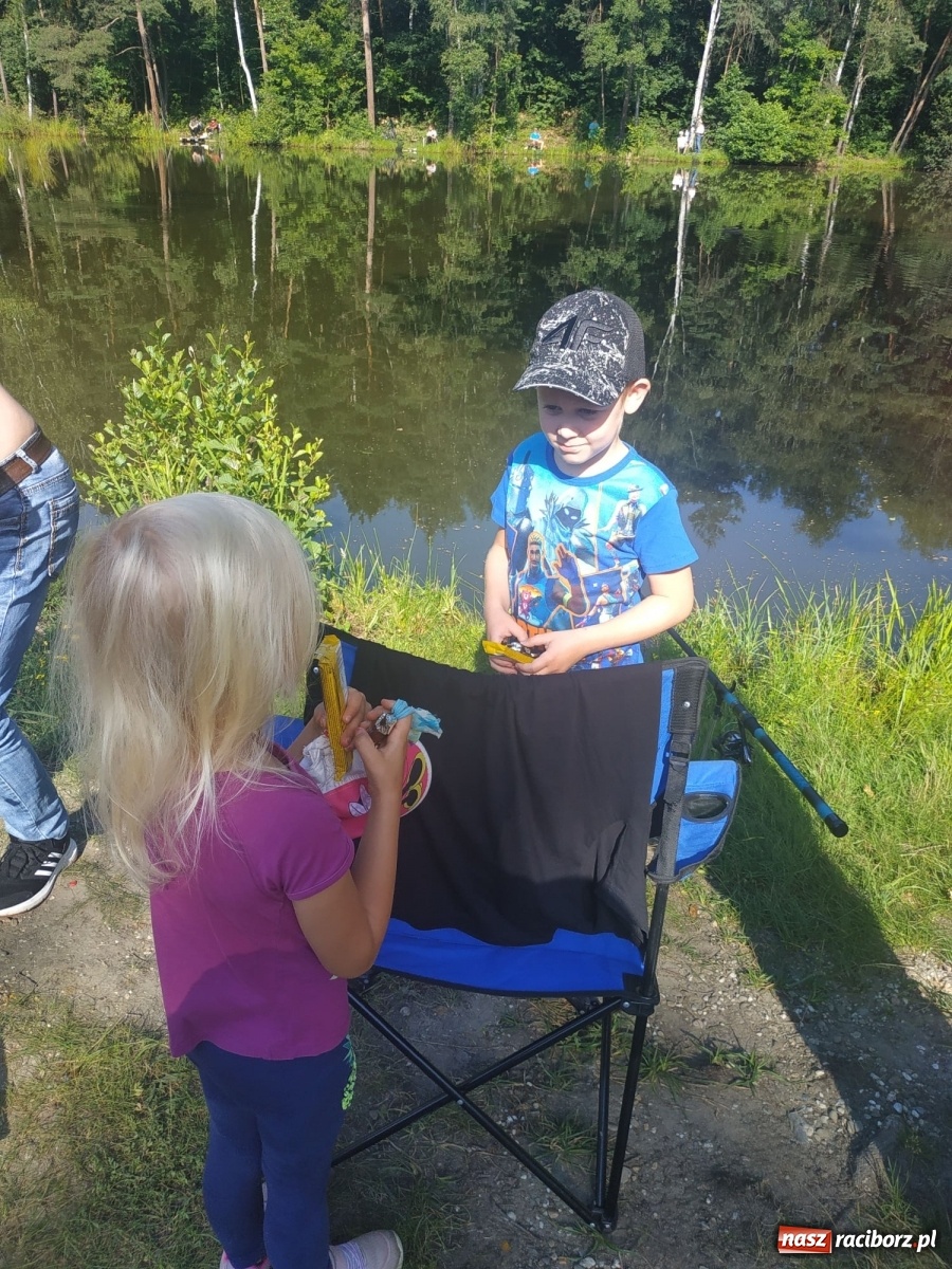 Zdjęcie w galerii na portalu naszraciborz.pl: Młodzi adepci wędkarstwa szukali złotej rybki w Oborze [FOTO] wiadomości z regionu