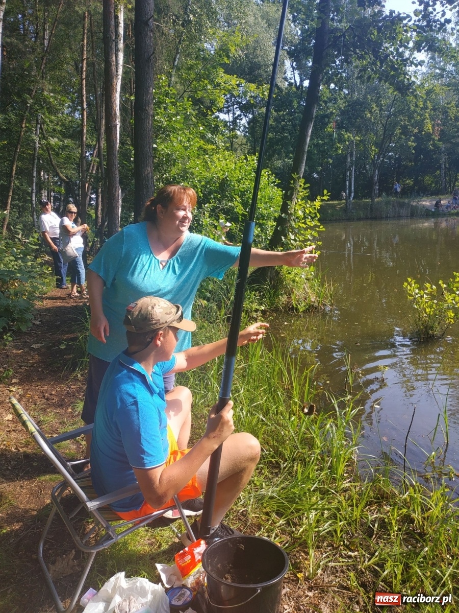 Zdjęcie w galerii na portalu naszraciborz.pl: Młodzi adepci wędkarstwa szukali złotej rybki w Oborze [FOTO] wiadomości z regionu