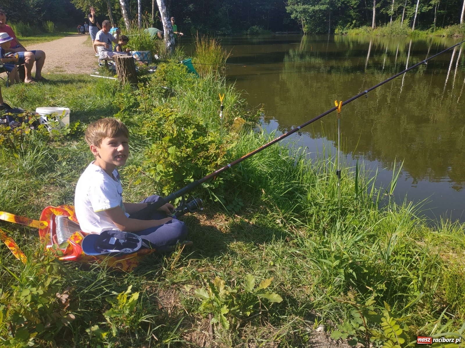Zdjęcie w galerii na portalu naszraciborz.pl: Młodzi adepci wędkarstwa szukali złotej rybki w Oborze [FOTO] wiadomości z regionu