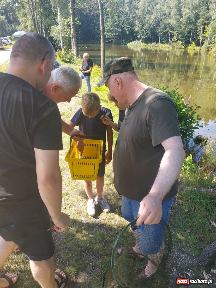 Zdjęcie w galerii na portalu naszraciborz.pl: Młodzi adepci wędkarstwa szukali złotej rybki w Oborze [FOTO] wiadomości z regionu