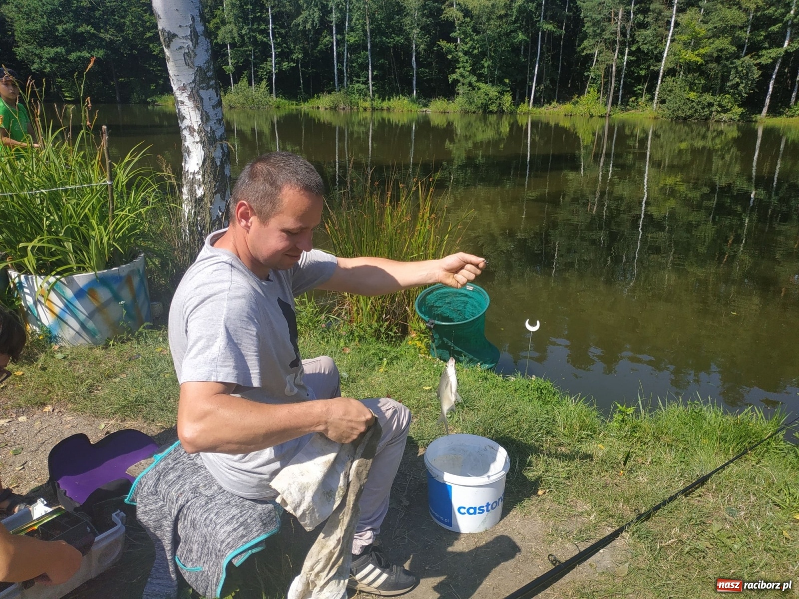 Zdjęcie w galerii na portalu naszraciborz.pl: Młodzi adepci wędkarstwa szukali złotej rybki w Oborze [FOTO] wiadomości z regionu