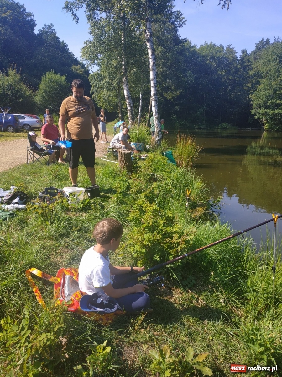 Zdjęcie w galerii na portalu naszraciborz.pl: Młodzi adepci wędkarstwa szukali złotej rybki w Oborze [FOTO] wiadomości z regionu