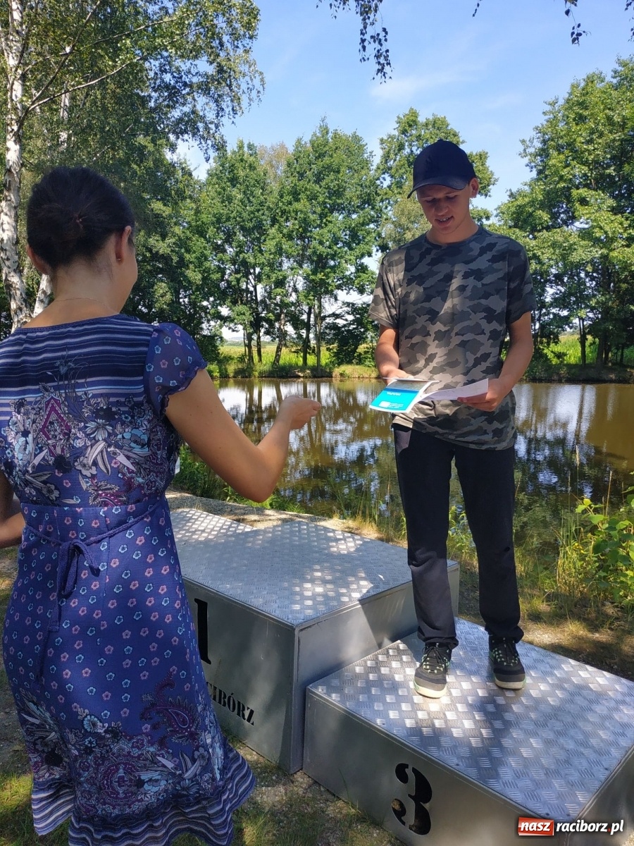 Zdjęcie w galerii na portalu naszraciborz.pl: Młodzi adepci wędkarstwa szukali złotej rybki w Oborze [FOTO] wiadomości z regionu