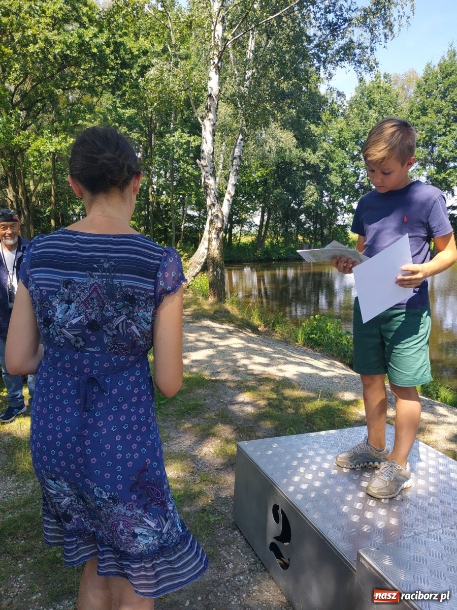 Zdjęcie w galerii na portalu naszraciborz.pl: Młodzi adepci wędkarstwa szukali złotej rybki w Oborze [FOTO] wiadomości z regionu