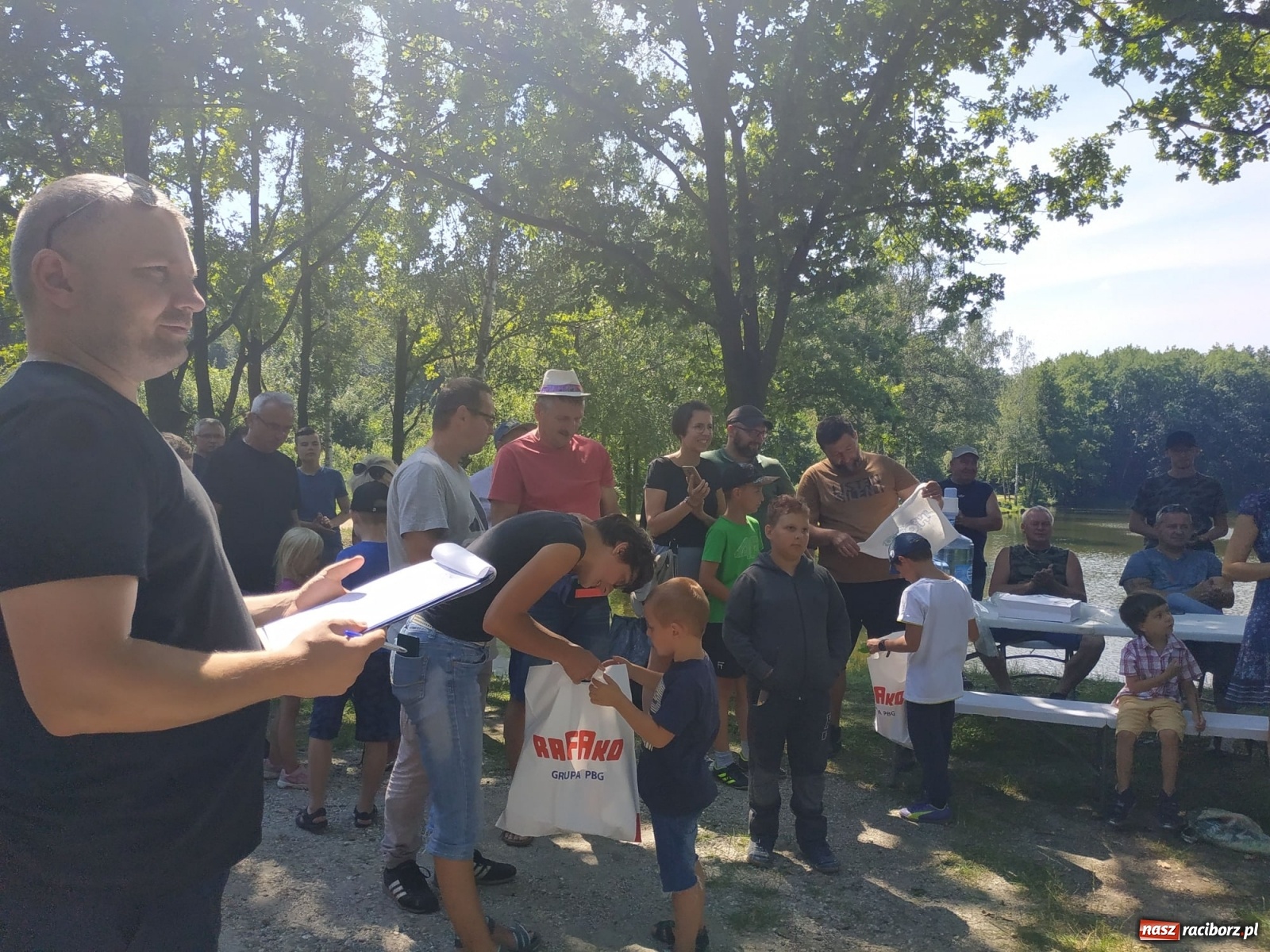 Zdjęcie w galerii na portalu naszraciborz.pl: Młodzi adepci wędkarstwa szukali złotej rybki w Oborze [FOTO] wiadomości z regionu