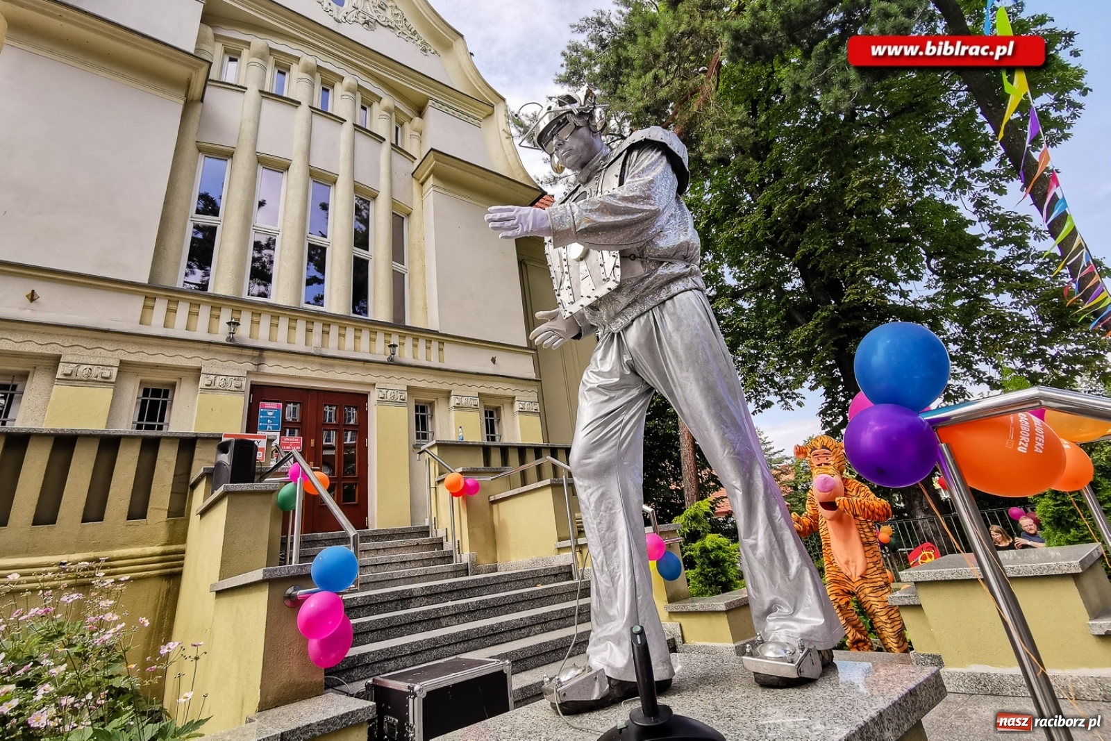 Zdjęcie w galerii na portalu naszraciborz.pl: Biblioteczny piknik integracyjny pełen atrakcji [FOTO] wiadomości z regionu