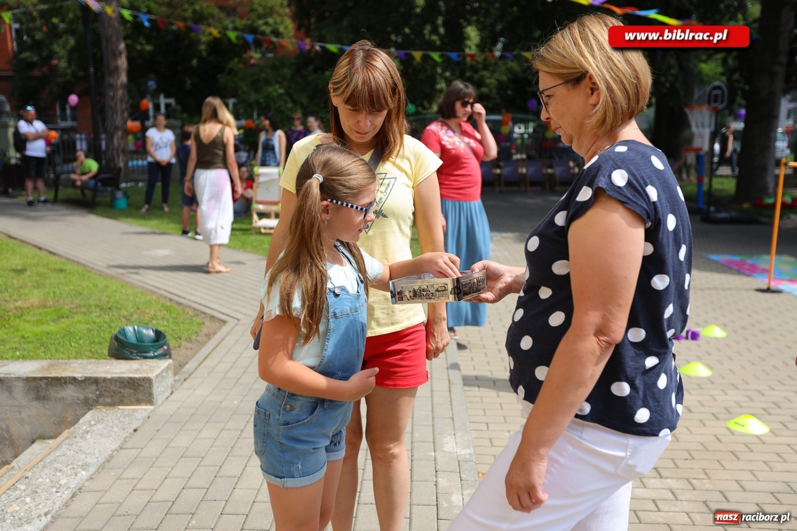 Zdjęcie w galerii na portalu naszraciborz.pl: Biblioteczny piknik integracyjny pełen atrakcji [FOTO] wiadomości z regionu