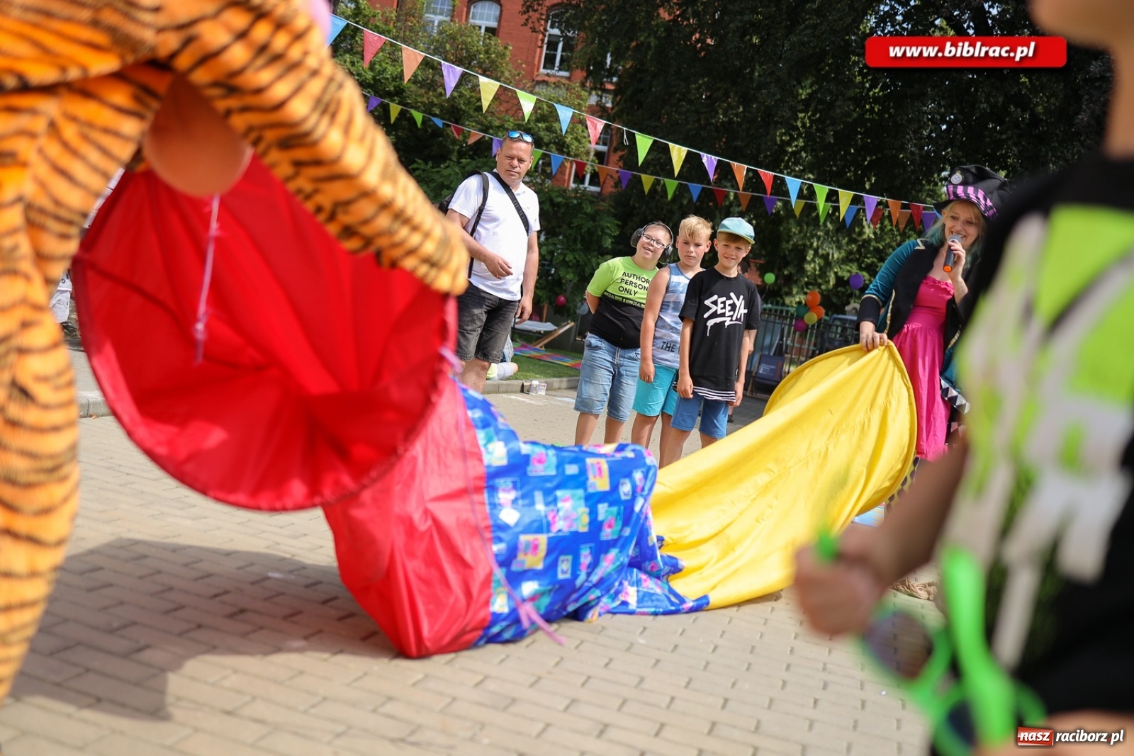 Zdjęcie w galerii na portalu naszraciborz.pl: Biblioteczny piknik integracyjny pełen atrakcji [FOTO] wiadomości z regionu