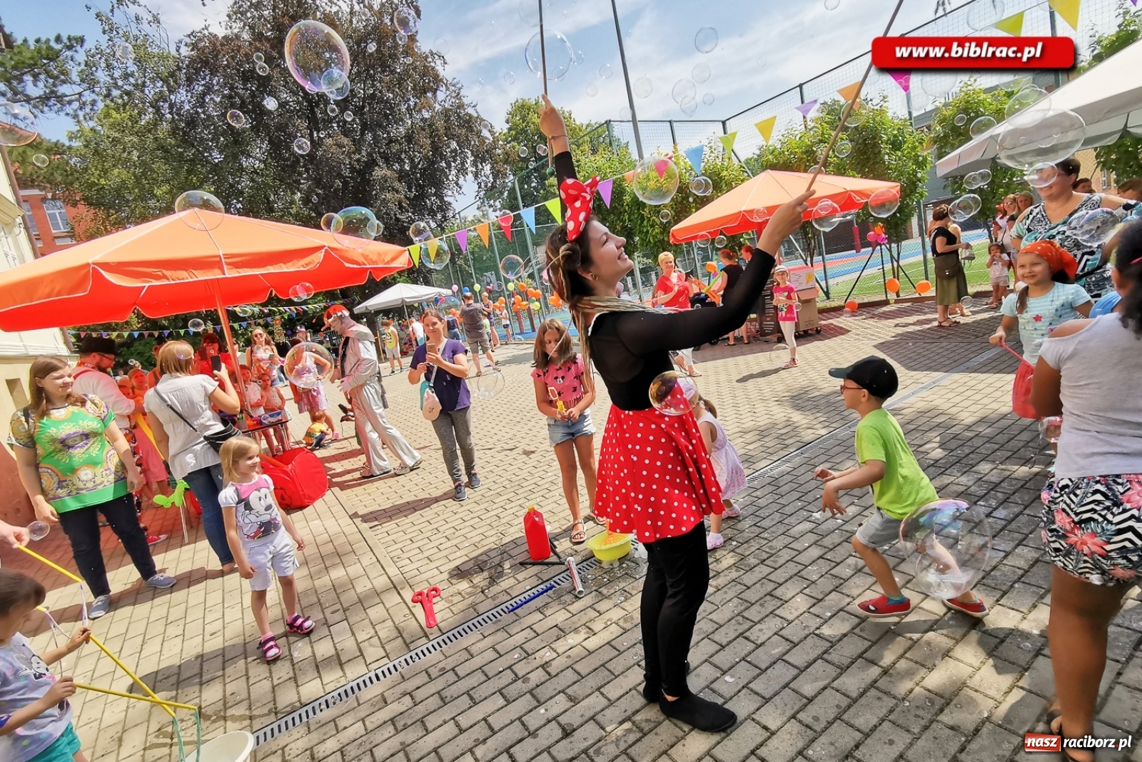 Zdjęcie w galerii na portalu naszraciborz.pl: Biblioteczny piknik integracyjny pełen atrakcji [FOTO] wiadomości z regionu