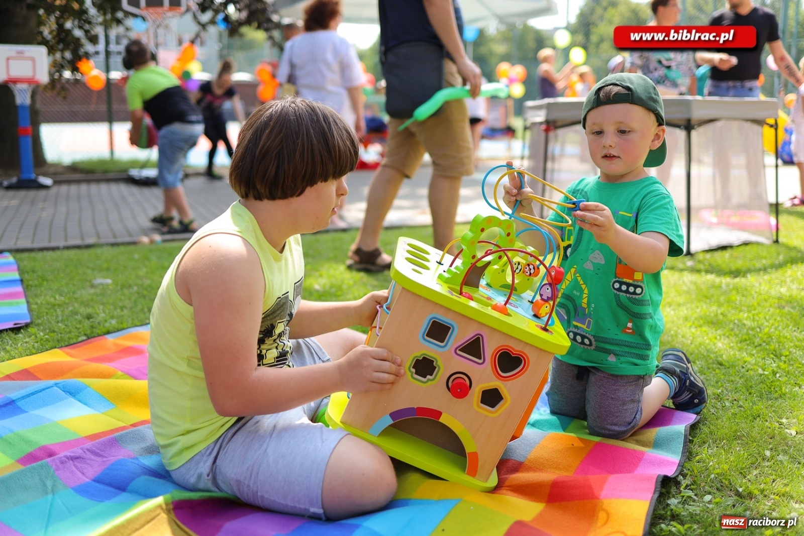 Zdjęcie w galerii na portalu naszraciborz.pl: Biblioteczny piknik integracyjny pełen atrakcji [FOTO] wiadomości z regionu