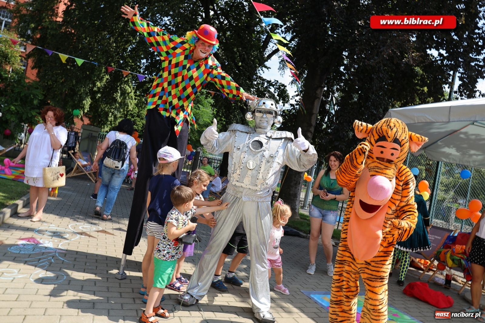 Zdjęcie w galerii na portalu naszraciborz.pl: Biblioteczny piknik integracyjny pełen atrakcji [FOTO] wiadomości z regionu