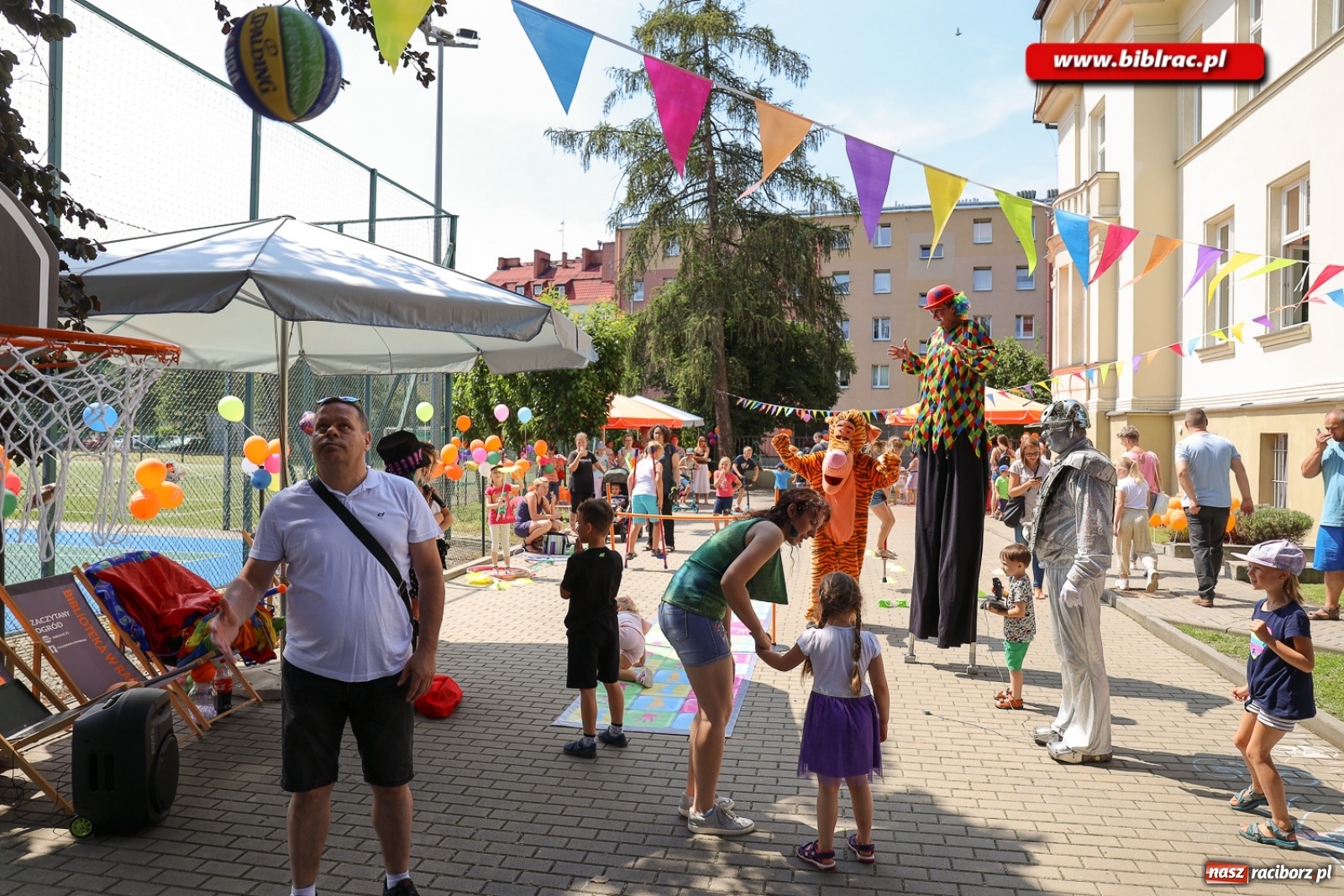 Zdjęcie w galerii na portalu naszraciborz.pl: Biblioteczny piknik integracyjny pełen atrakcji [FOTO] wiadomości z regionu