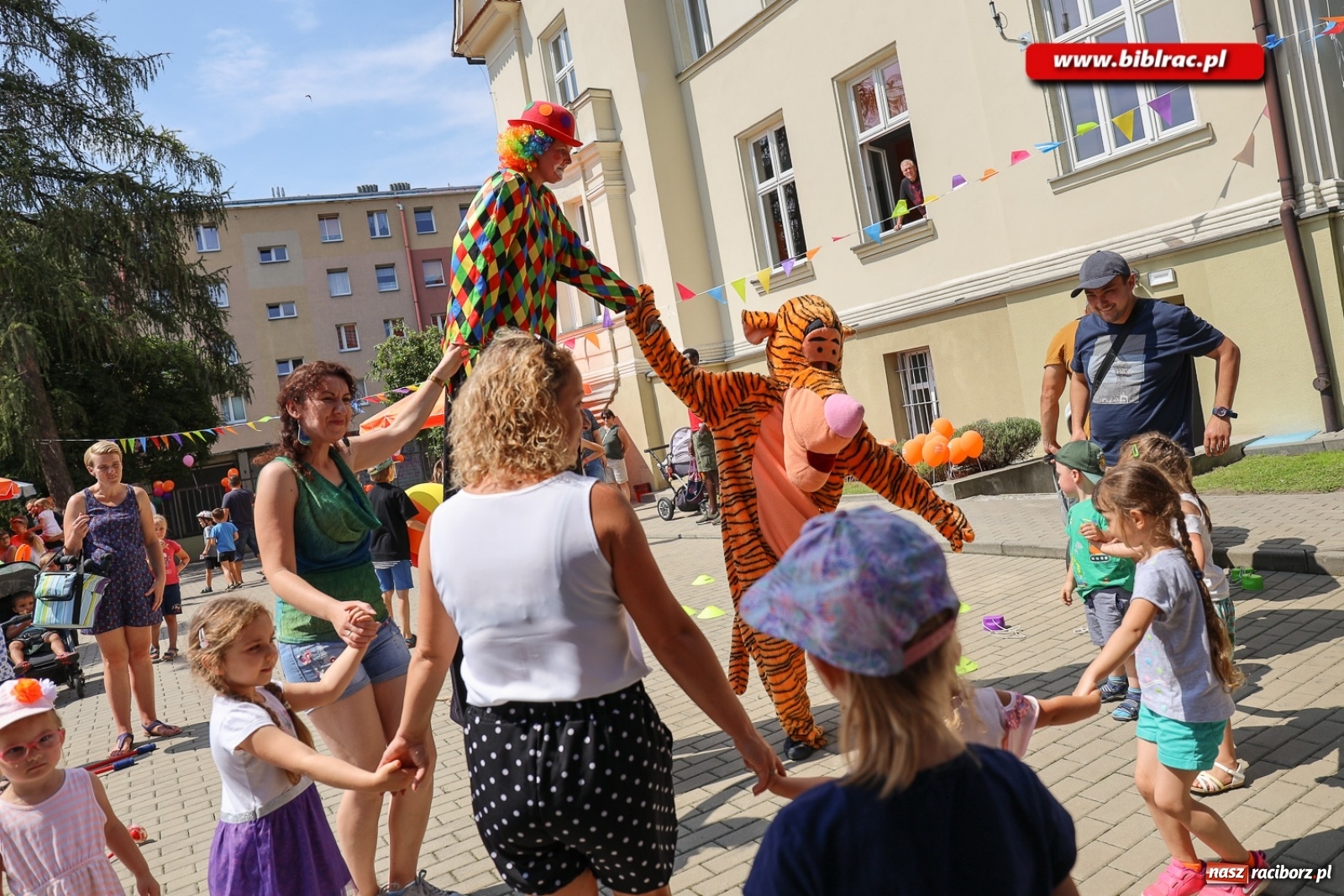 Zdjęcie w galerii na portalu naszraciborz.pl: Biblioteczny piknik integracyjny pełen atrakcji [FOTO] wiadomości z regionu