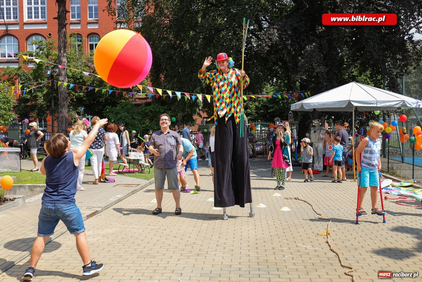 Zdjęcie w galerii na portalu naszraciborz.pl: Biblioteczny piknik integracyjny pełen atrakcji [FOTO] wiadomości z regionu