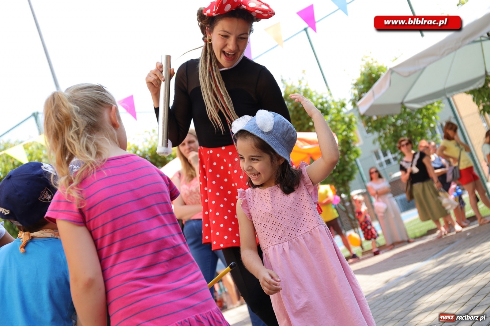 Zdjęcie w galerii na portalu naszraciborz.pl: Biblioteczny piknik integracyjny pełen atrakcji [FOTO] wiadomości z regionu