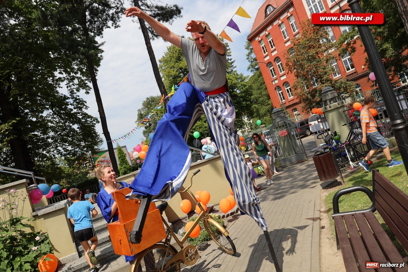 Zdjęcie w galerii na portalu naszraciborz.pl: Biblioteczny piknik integracyjny pełen atrakcji [FOTO] wiadomości z regionu