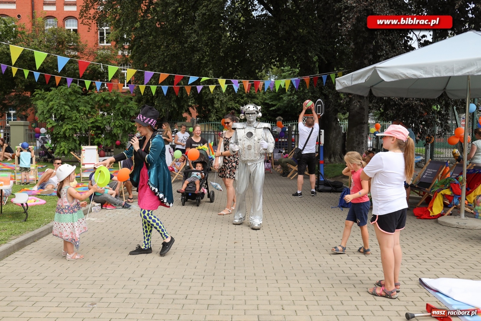 Zdjęcie w galerii na portalu naszraciborz.pl: Biblioteczny piknik integracyjny pełen atrakcji [FOTO] wiadomości z regionu