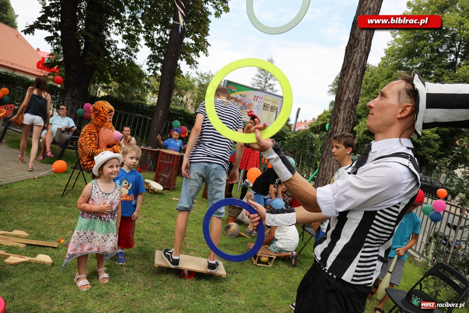 Zdjęcie w galerii na portalu naszraciborz.pl: Biblioteczny piknik integracyjny pełen atrakcji [FOTO] wiadomości z regionu