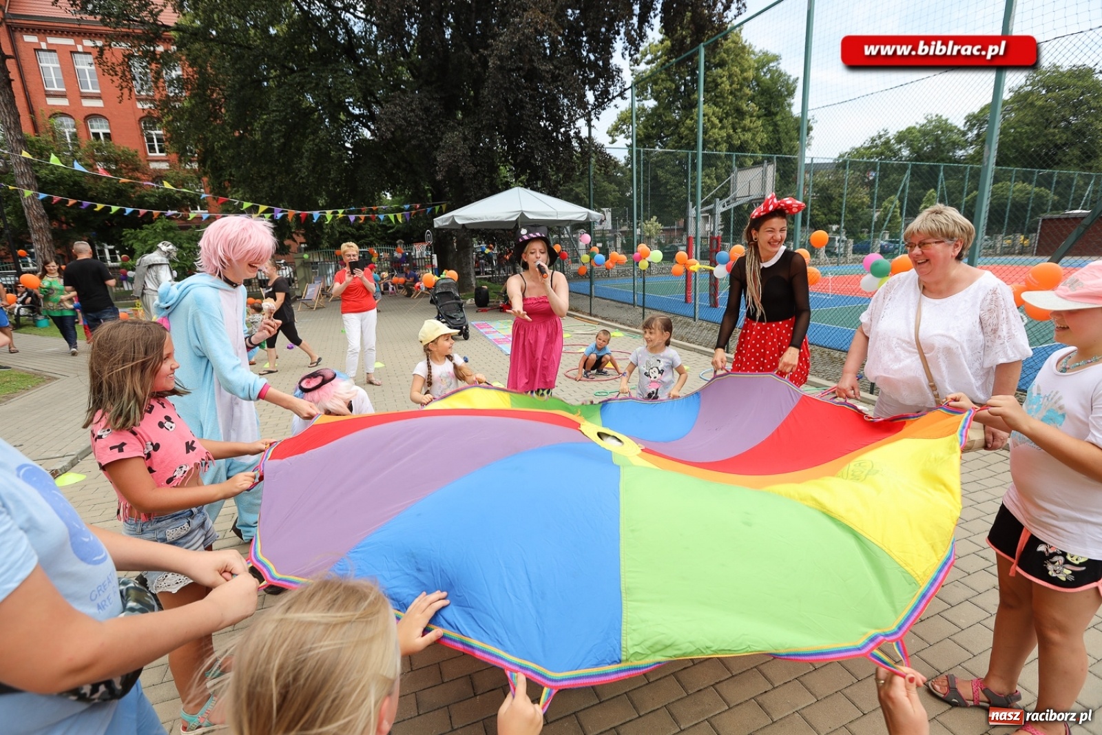 Zdjęcie w galerii na portalu naszraciborz.pl: Biblioteczny piknik integracyjny pełen atrakcji [FOTO] wiadomości z regionu