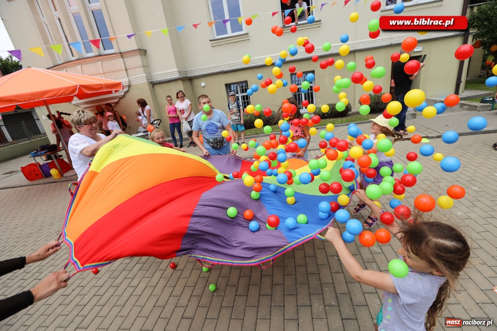 Zdjęcie w galerii na portalu naszraciborz.pl: Biblioteczny piknik integracyjny pełen atrakcji [FOTO] wiadomości z regionu