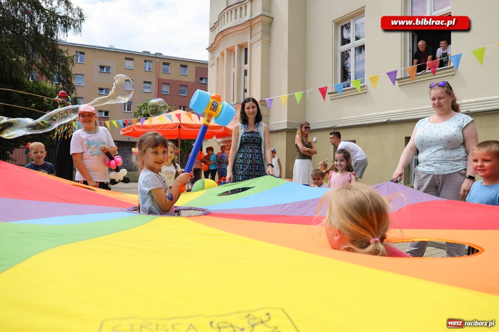 Zdjęcie w galerii na portalu naszraciborz.pl: Biblioteczny piknik integracyjny pełen atrakcji [FOTO] wiadomości z regionu