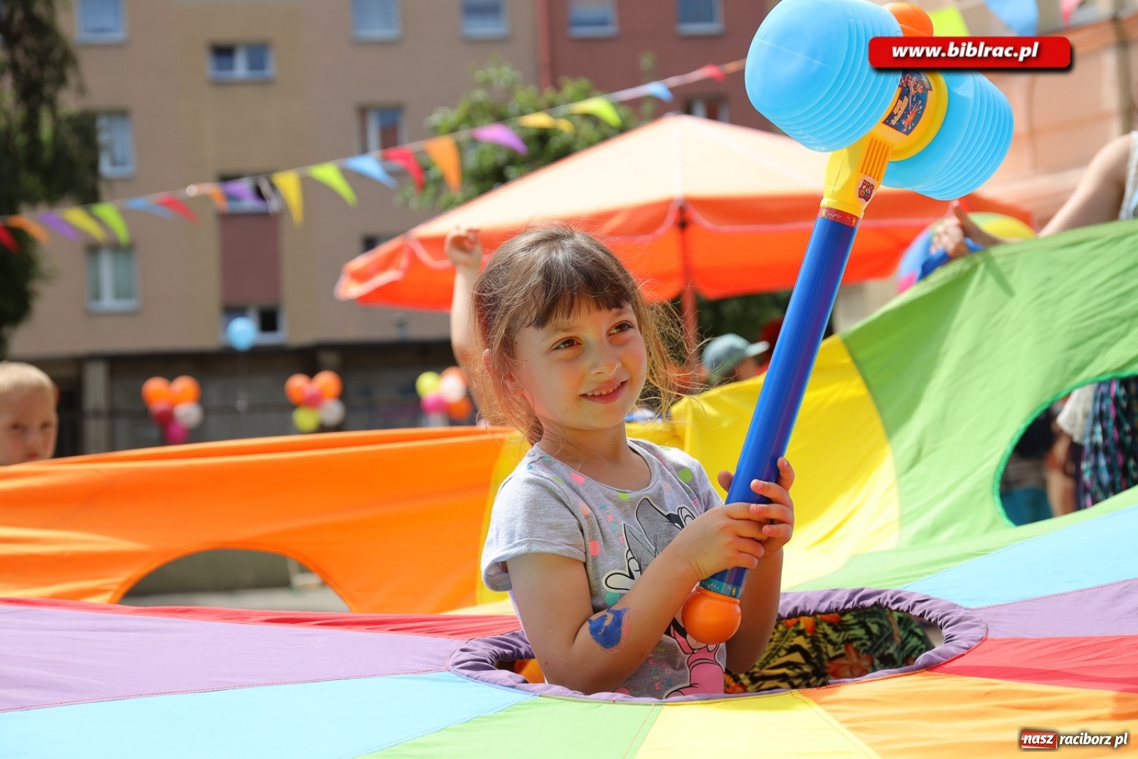 Zdjęcie w galerii na portalu naszraciborz.pl: Biblioteczny piknik integracyjny pełen atrakcji [FOTO] wiadomości z regionu