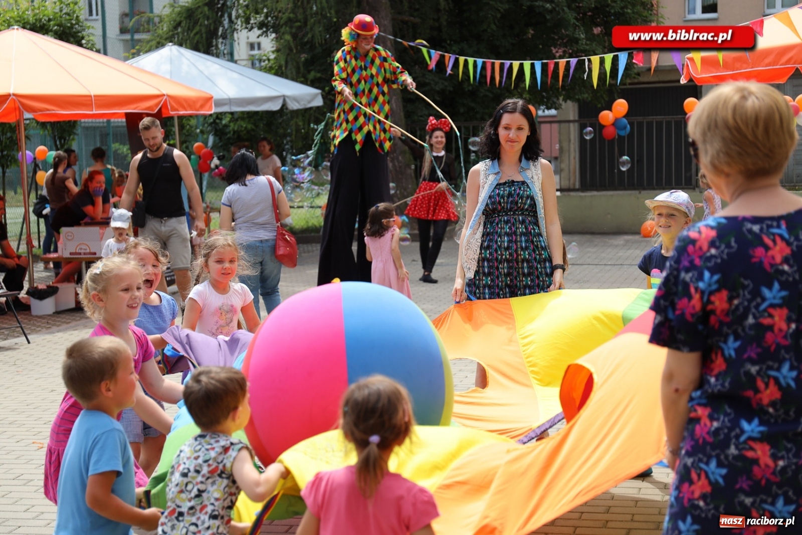 Zdjęcie w galerii na portalu naszraciborz.pl: Biblioteczny piknik integracyjny pełen atrakcji [FOTO] wiadomości z regionu