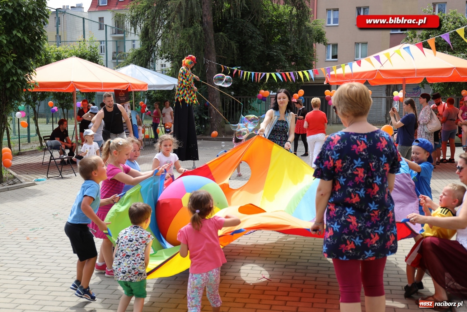 Zdjęcie w galerii na portalu naszraciborz.pl: Biblioteczny piknik integracyjny pełen atrakcji [FOTO] wiadomości z regionu